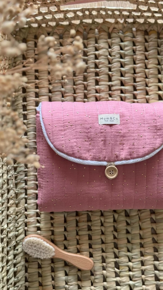 Un peu de soleil à l’atelier 🔆 avec des créations toutes plus colorées les unes que les autres ! Quel bonheur ! 

On sent que le printemps est bien présent pour vous aussi dans vos jolies commandes 🥰

Ici c’est le matelas à langer nomade rose pois dorés avec matelassage ;) 

#maman2025 #jeunemaman #cadeaupourbébé #bientotmaman #matelasalangernomade #coinalanger #chambrebebe