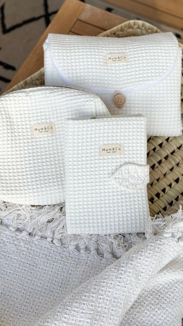 3 essentiels dès la naissance de bébé à offrir ou à s’offrir pour une future naissance !
Je fond complètement pour cette commande entièrement en nid d’abeille écru, qu’il fallait absolument l’immortaliser ici 🥰 

#bientotmaman #maman2025 #jeunemaman #cadeaupourbébé #cadeaudenaissance #bebe2025 
#pregnancy #pregnant #cadeaufuturemaman #momtobe #futuremom