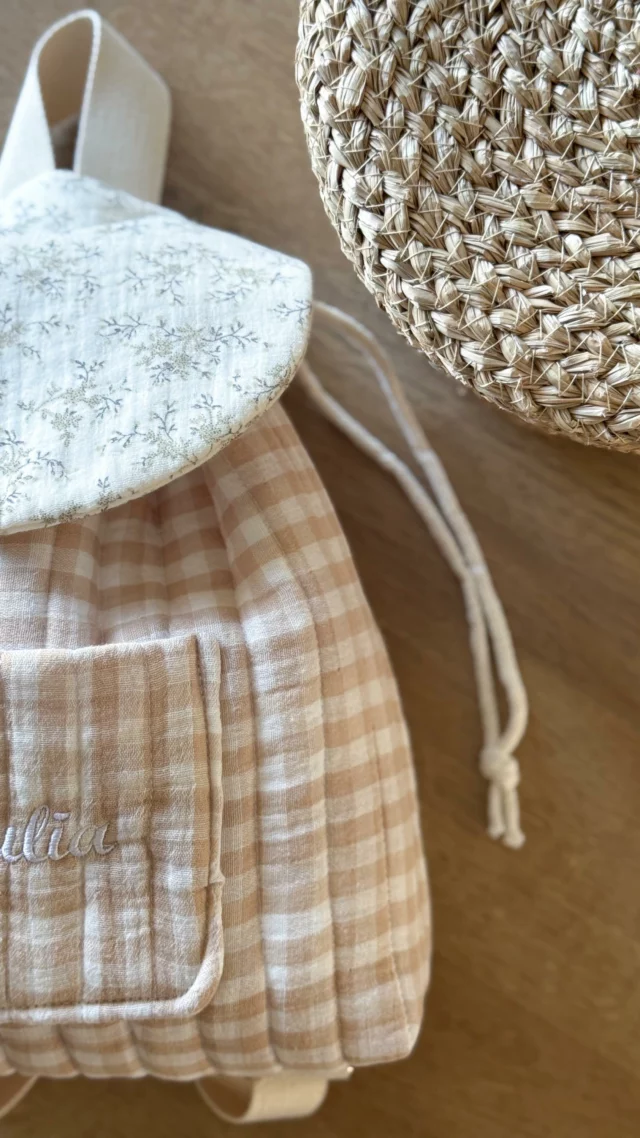 Énorme coup de cœur pour ce joli sac à dos vichy et petites branches ! 
Qui a une très jolie histoire d’ailleurs ^^_ un jour je reçois un message d’une maman Maureen, qui souhaitait commander un sac à dos pour sa petite fille Giulia, mais elle avait déjà une idée précise des tissus qu’elle avait repéré mais avec le doute quand même de savoir si ils allaient bien ensemble !
Elle me demande donc des photos supplémentaires en superposant les tissus ! Alors moi au début j’étais aussi dubitative car en effet les deux tissus sont à motifs et pourtant le résultat est juste incroyable 🤩 elle a réussi à créer un sac unique et entièrement choisis par sa maman ! 

Je ne peux m’empêcher de lui envoyer une petite photo une fois terminé pour lui dire à quelle point elle a fait le bon choix ^^ 

Et toi tu en penses quoi de ce modèle doux et poétique🥰

#bientotmaman #futuremama #cadeaunaissancepersonnalisé #cadeaupersonnalisé #sacadoscreche #sacadosmaternellepersonnalisé #sacadosenfant #maman2025
